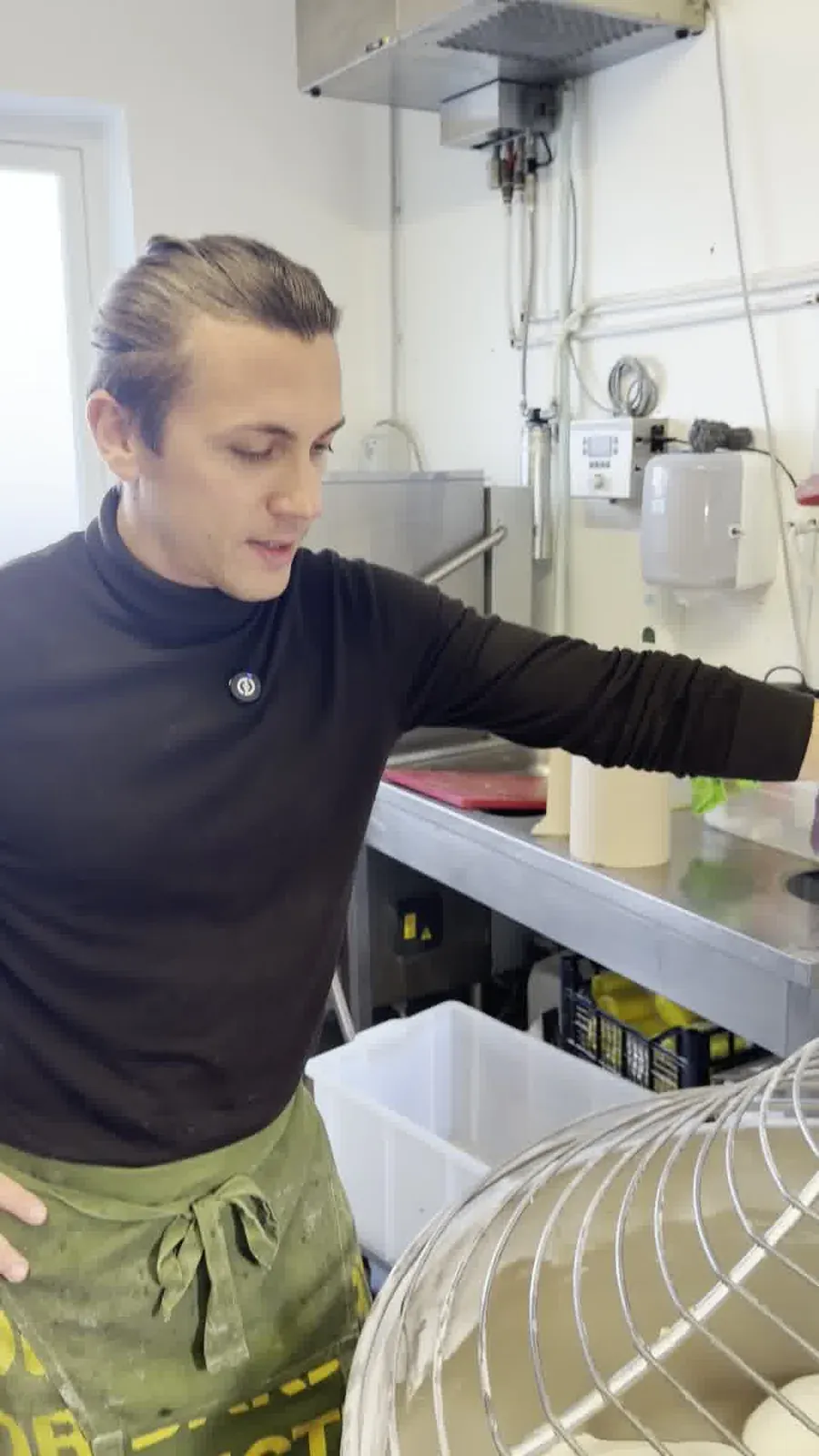 Andrea nel laboratorio Polesanissimo controlla l'impasto nell'impastatrice