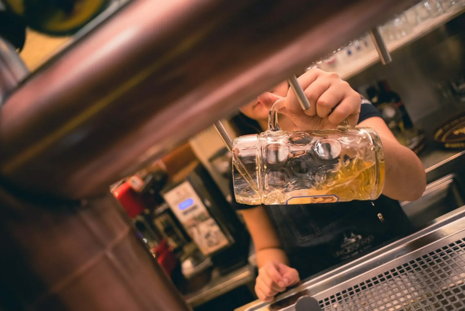 Boccale di birra spillato al bancone della Brasserie