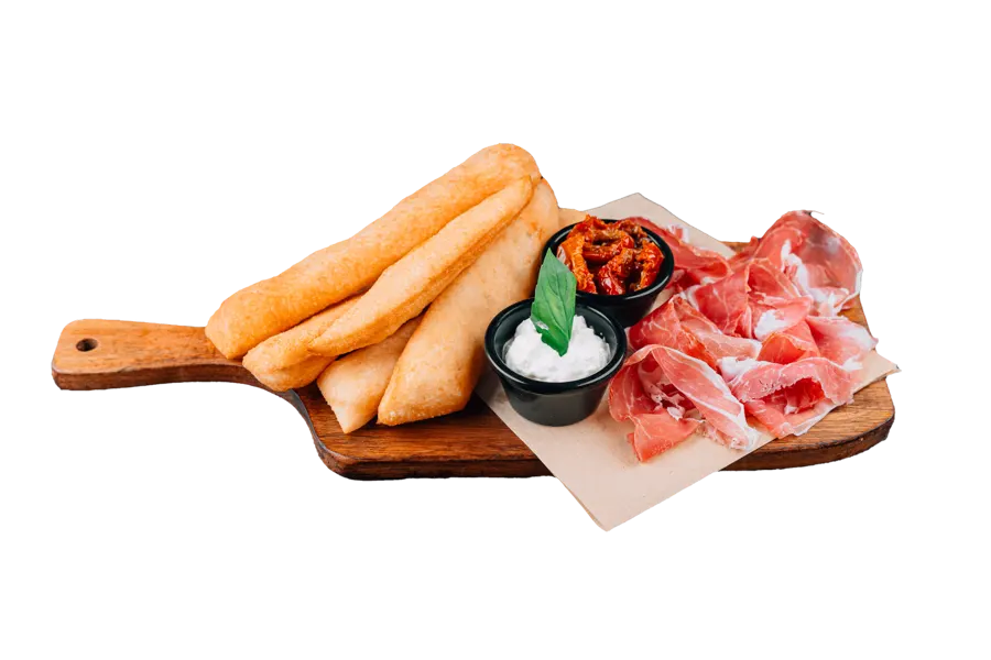 Fried Pizza Polesanissimo® with prosciutto and straccia